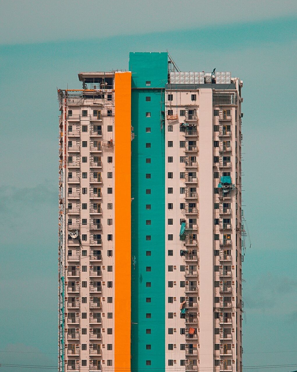 LOW ANGLE VIEW OF SKYSCRAPER