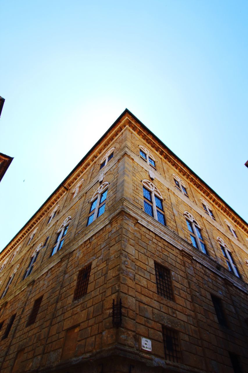 LOW ANGLE VIEW OF OLD BUILDING AGAINST CLEAR SKY