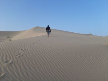 Walking on sand dunes on desert of algeria