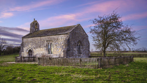 Small church that stands alone in a field. it is thought that it dates from the 14  century.