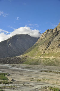 Morning view of rocky mountain with bhaga river in darcha, lahaul and spiti, himachal pradesh, india 