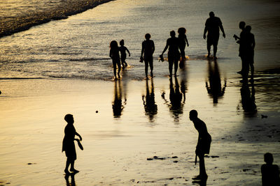 People walking e se divertindo on the sand of rio vermelho beach 