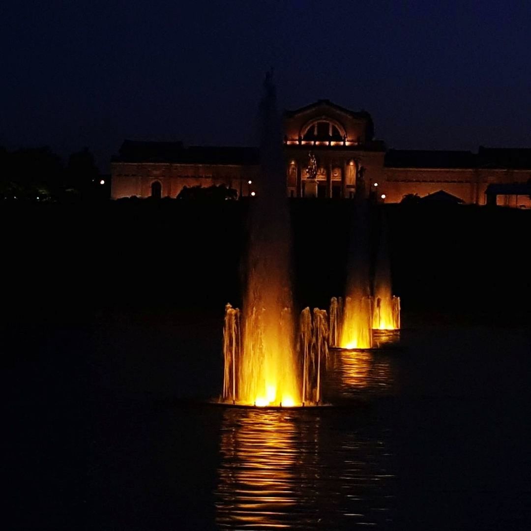 ILLUMINATED BUILT STRUCTURE AGAINST SKY AT NIGHT