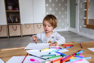 Little boy drawing with felt-tip pens