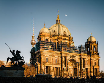 Statue of historic building against sky in city