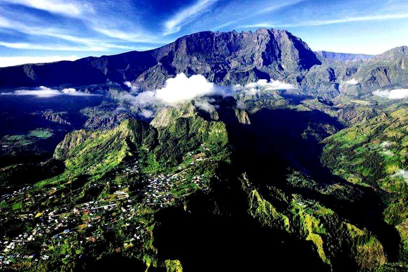 PANORAMIC VIEW OF MOUNTAIN RANGE AGAINST SKY