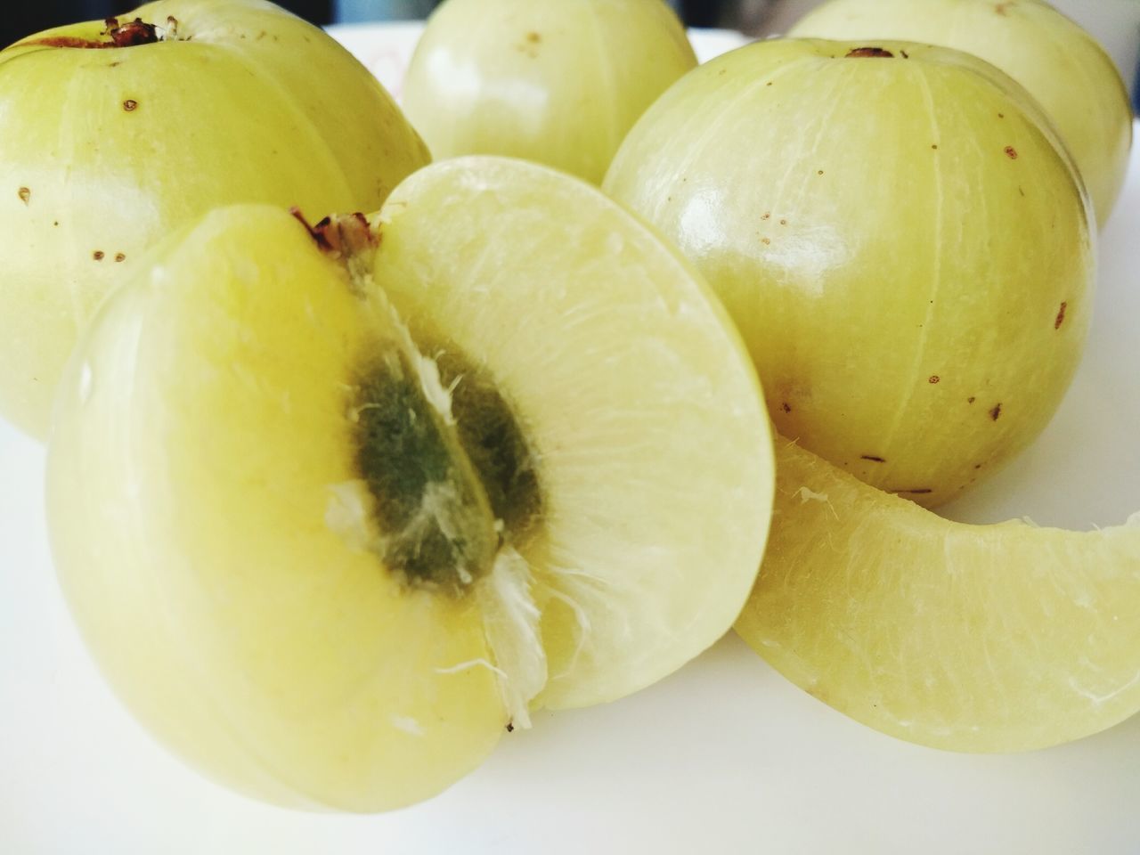 CLOSE-UP OF APPLES IN PLATE