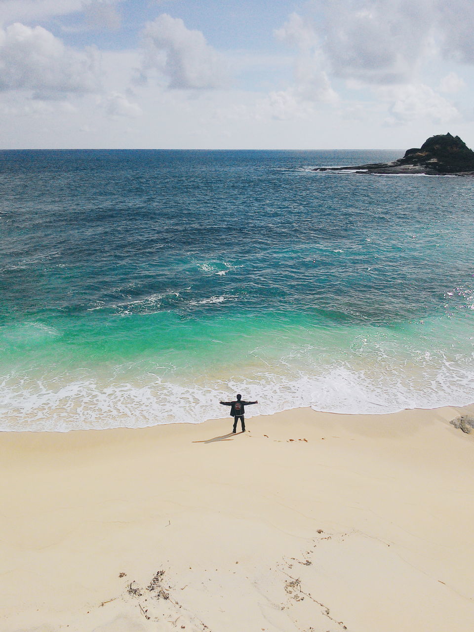 sea, horizon over water, water, beach, sky, men, leisure activity, shore, lifestyles, sand, scenics, beauty in nature, tranquil scene, tranquility, vacations, nature, wave, full length