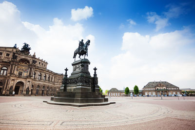 Statue of historical building against cloudy sky