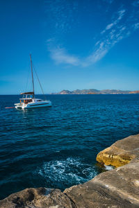 Yacht boat at sarakiniko beach in aegean sea, milos island , greece