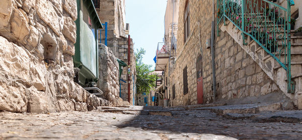 Narrow alley amidst buildings in city