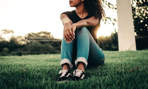 Full length of woman sitting on field