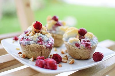 Cupcakes in plate on table