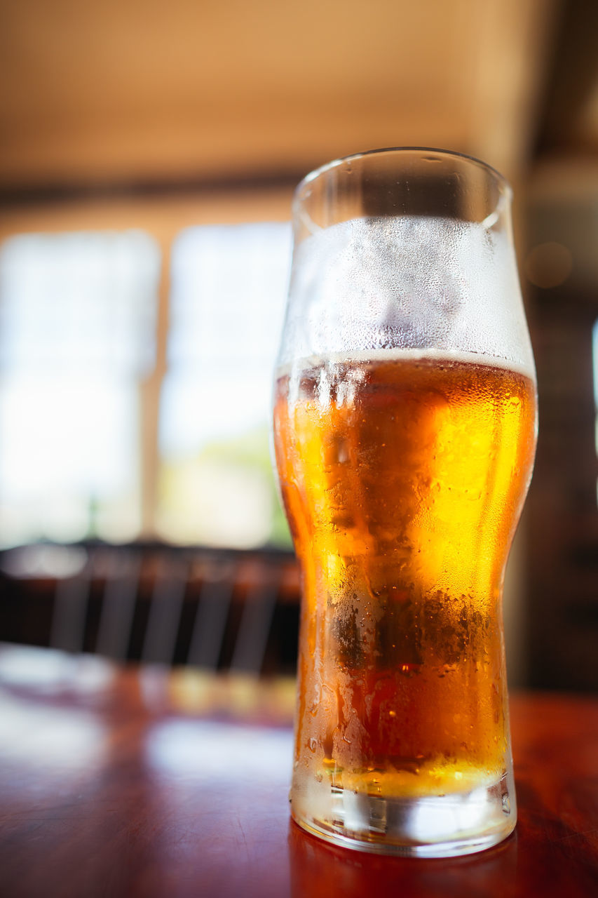 CLOSE-UP OF BEER IN GLASS