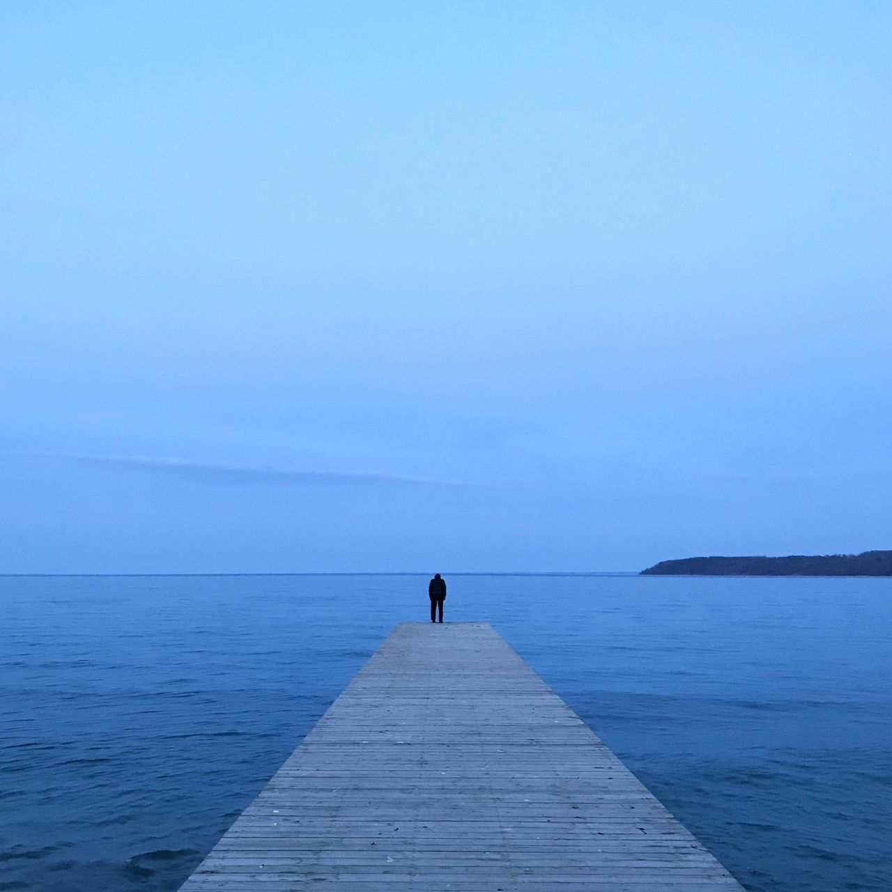 sky, sea, water, horizon over water, scenics - nature, horizon, beauty in nature, blue, copy space, real people, rear view, tranquil scene, tranquility, leisure activity, nature, lifestyles, day, direction, one person, outdoors