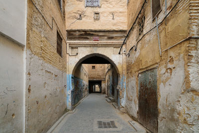 Narrow alley along old building