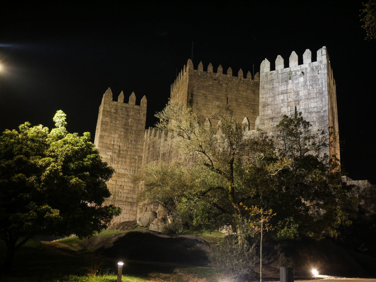 VIEW OF HISTORICAL BUILDING AT NIGHT