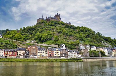 The reichsburg cochem is a castle in the city of cochem on the moselle.