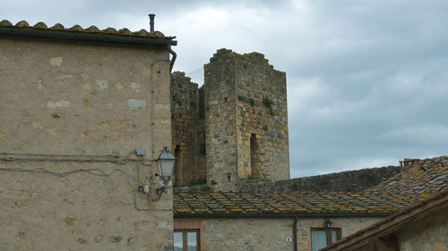 Walls surrounding the village of monteriggioni, siena, tuscany, italy.