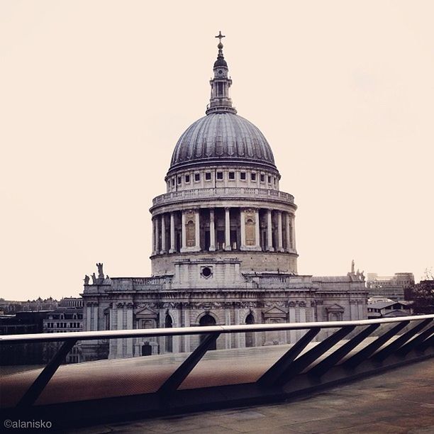 architecture, built structure, clear sky, building exterior, famous place, international landmark, travel destinations, tourism, travel, capital cities, copy space, history, dome, city, water, river, waterfront, unesco world heritage site, low angle view, outdoors