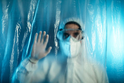 Doctor greets through the curtain of the covid-19 therapy ward. coronavirus hospital