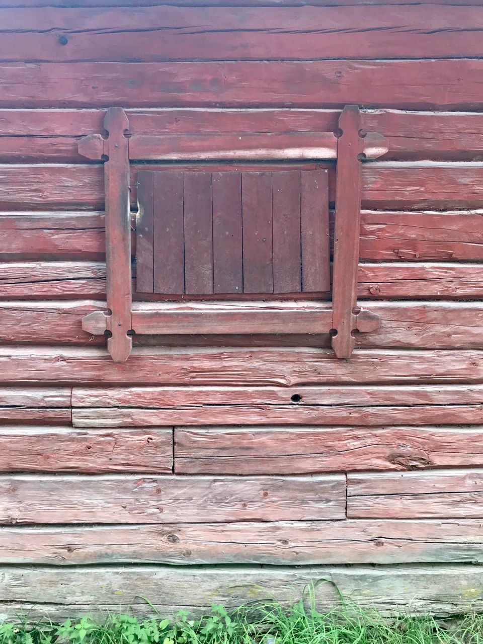 CLOSE-UP OF WOODEN BENCH