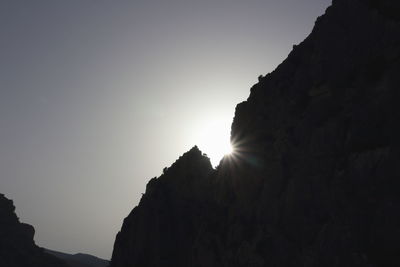 Low angle view of sun shining in sky