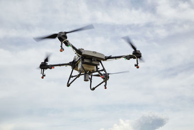 Agriculture drone fly to sprayed fertilizer using drone ai artificial intelligence