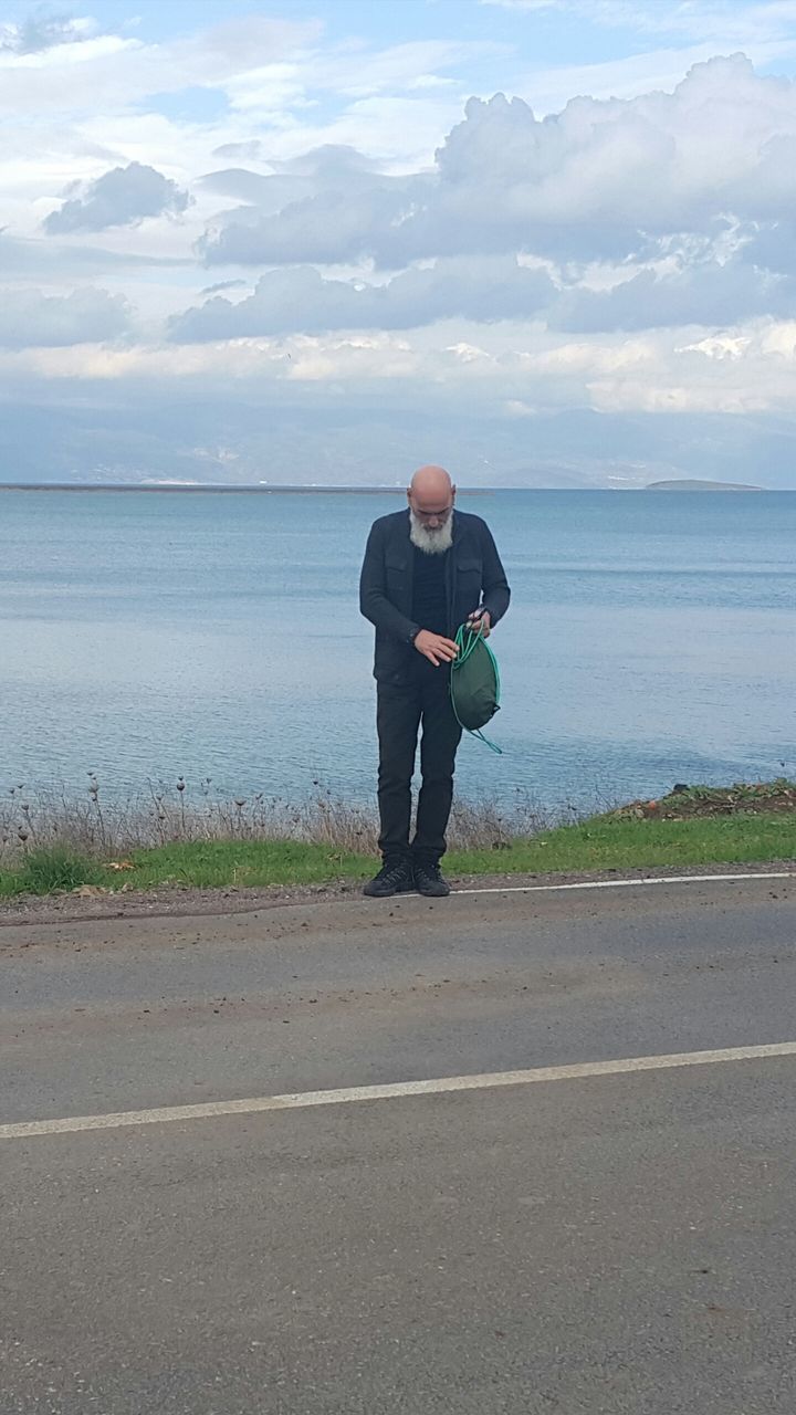 sky, sea, full length, water, lifestyles, rear view, leisure activity, horizon over water, casual clothing, cloud - sky, standing, beach, cloud, tranquil scene, tranquility, nature, scenics