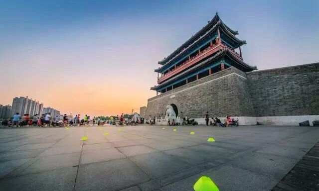 architecture, building exterior, built structure, clear sky, city, large group of people, travel destinations, famous place, city life, tourism, travel, street, capital cities, person, men, road, international landmark, walking, sky