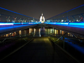 Blue light by pedestrians walkway with capitol building in background