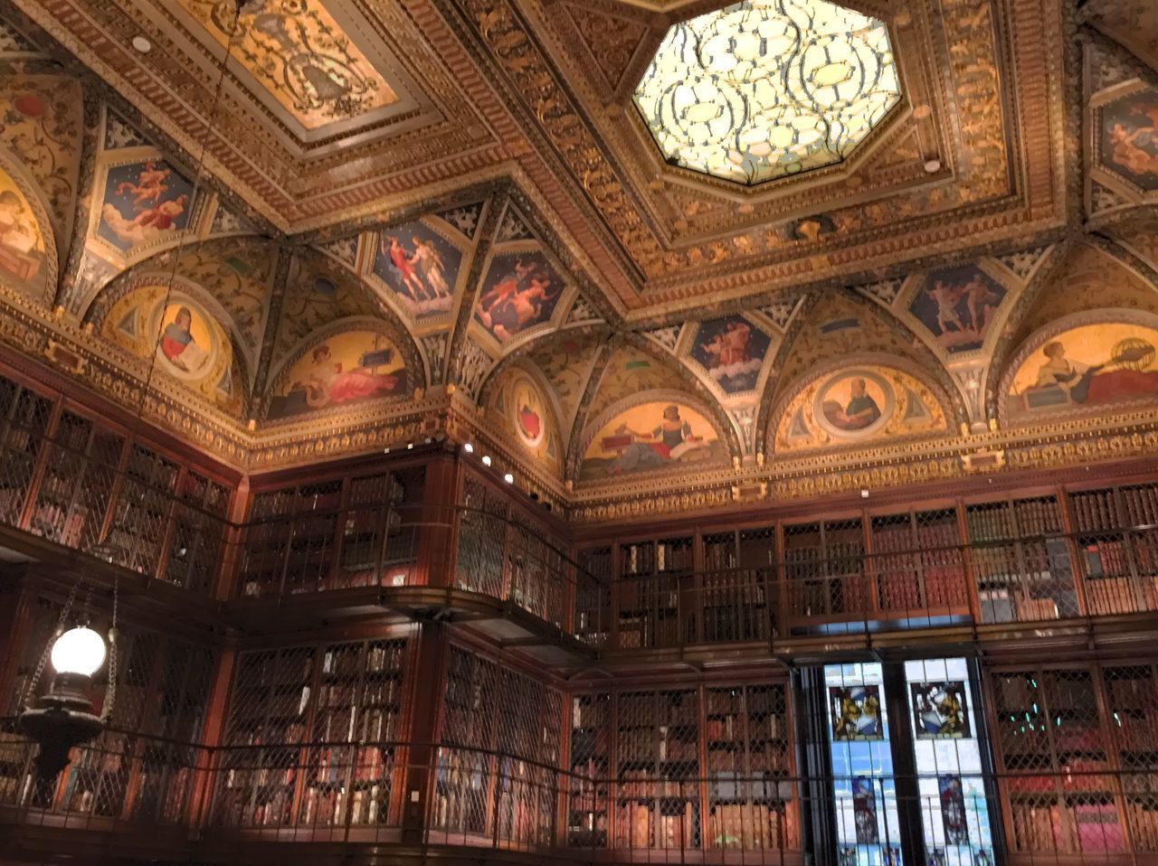 LOW ANGLE VIEW OF CEILING