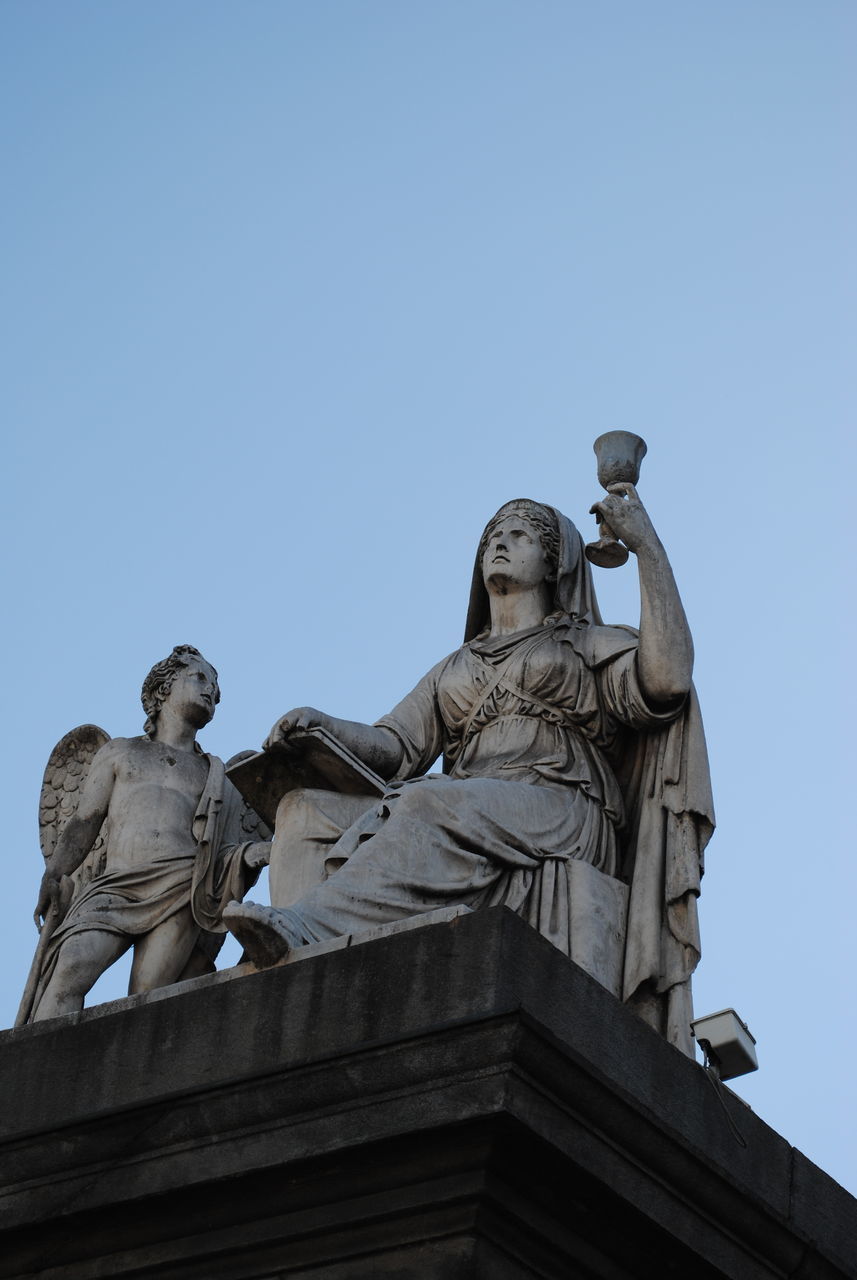 LOW ANGLE VIEW OF STATUE AGAINST SKY