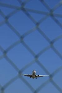 Plane between the gate, at the airport, as it arrives at its destination