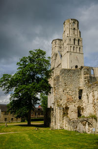 Old ruin building against sky