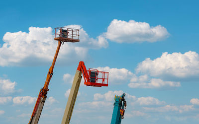 Articulated boom lift. aerial platform lift. telescopic boom lift against blue sky. mobile crane.