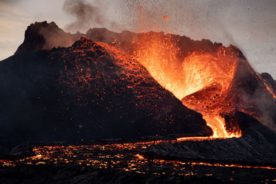 Explosion during volcano eruption in fagradalsfjall, geldingadalir, reykjanes peninsula, iceland