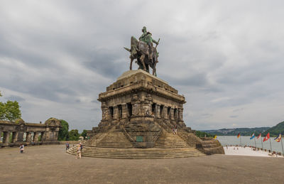 Statue of historical building against cloudy sky