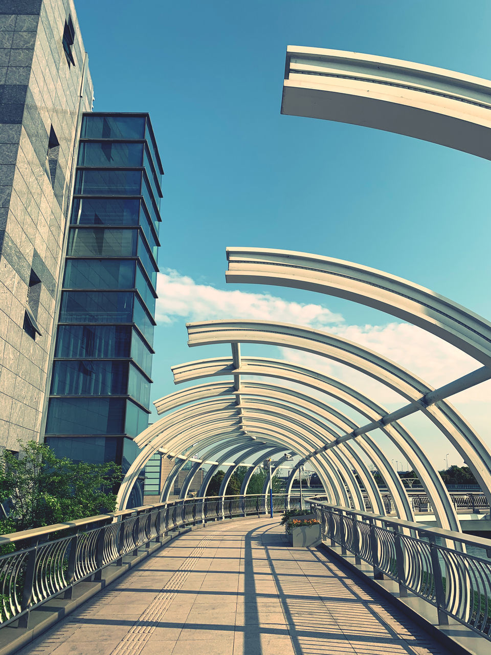 LOW ANGLE VIEW OF BUILDING AGAINST CLEAR SKY