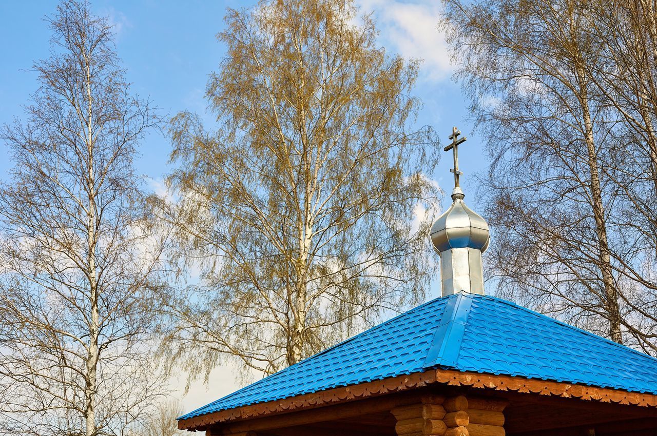 LOW ANGLE VIEW OF CROSS ON ROOF OF BUILDING AGAINST SKY