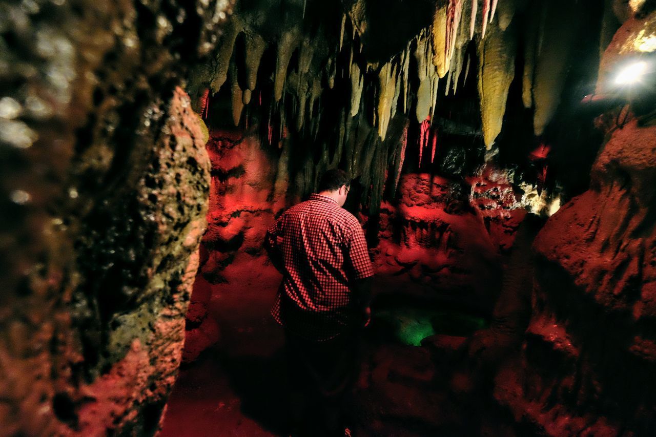 FULL FRAME SHOT OF CAVE IN DRINKING WATER