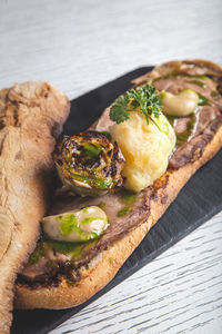 Shredded beef sandwich, crunchy onion and artichoke cream