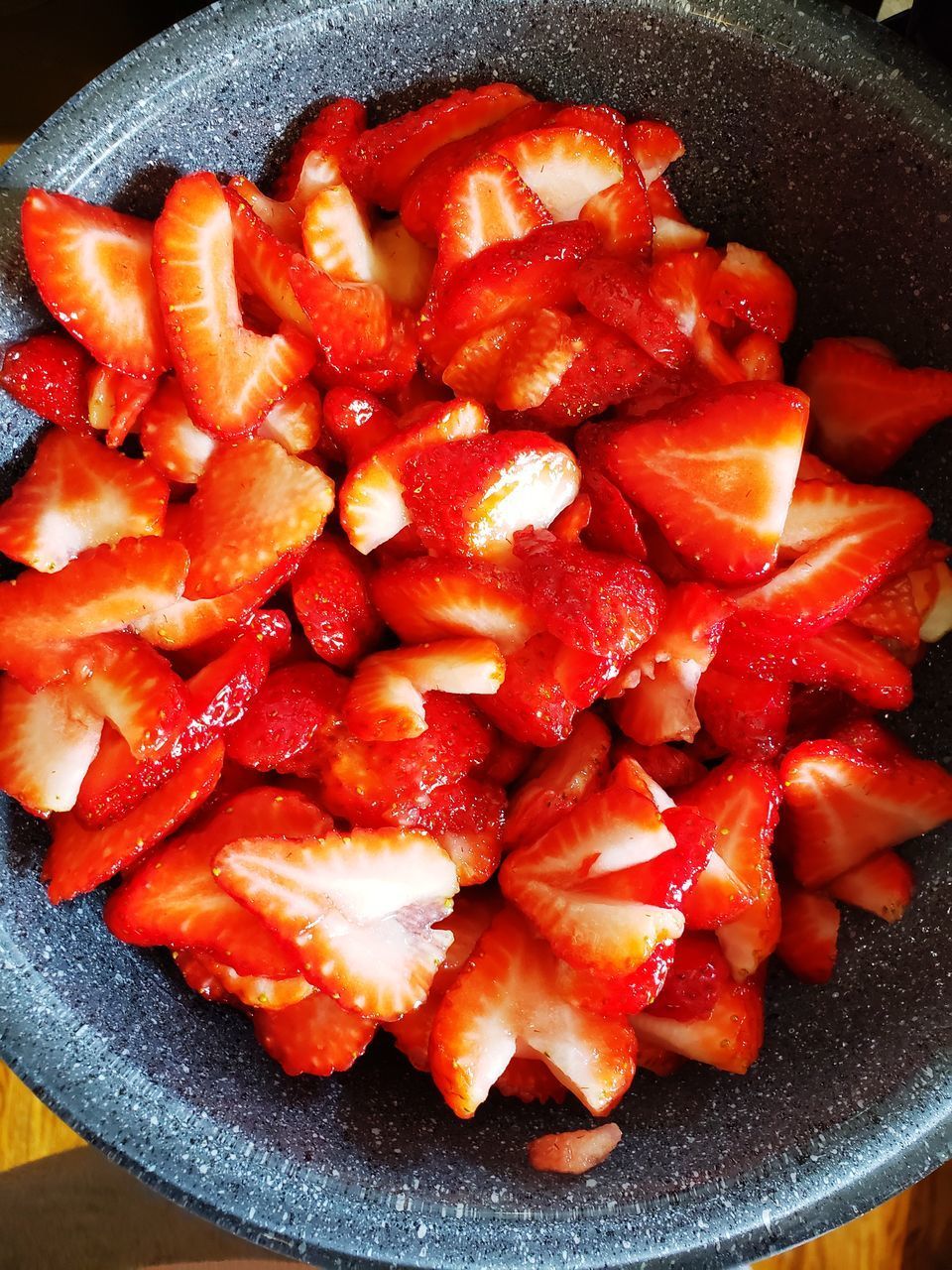 HIGH ANGLE VIEW OF CHOPPED FRUIT IN BOWL