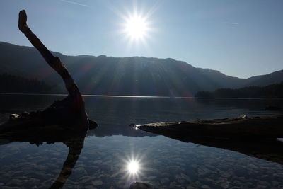 Sunlight streaming through in lake against bright sun