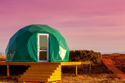 Green glamping on the pacific ocean at sunset. kamchatka peninsula