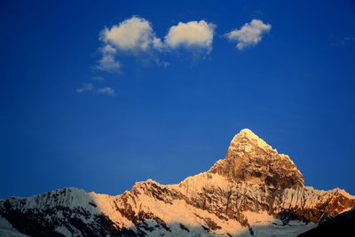 Scenic view of huascaran mountain against sky