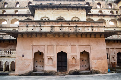 Beautiful view of orchha palace fort, raja mahal and chaturbhuj temple from jahangir mahal, orchha