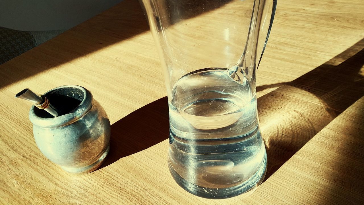 HIGH ANGLE VIEW OF GLASS WITH WATER ON TABLE