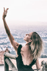 Woman looking at sea against sky