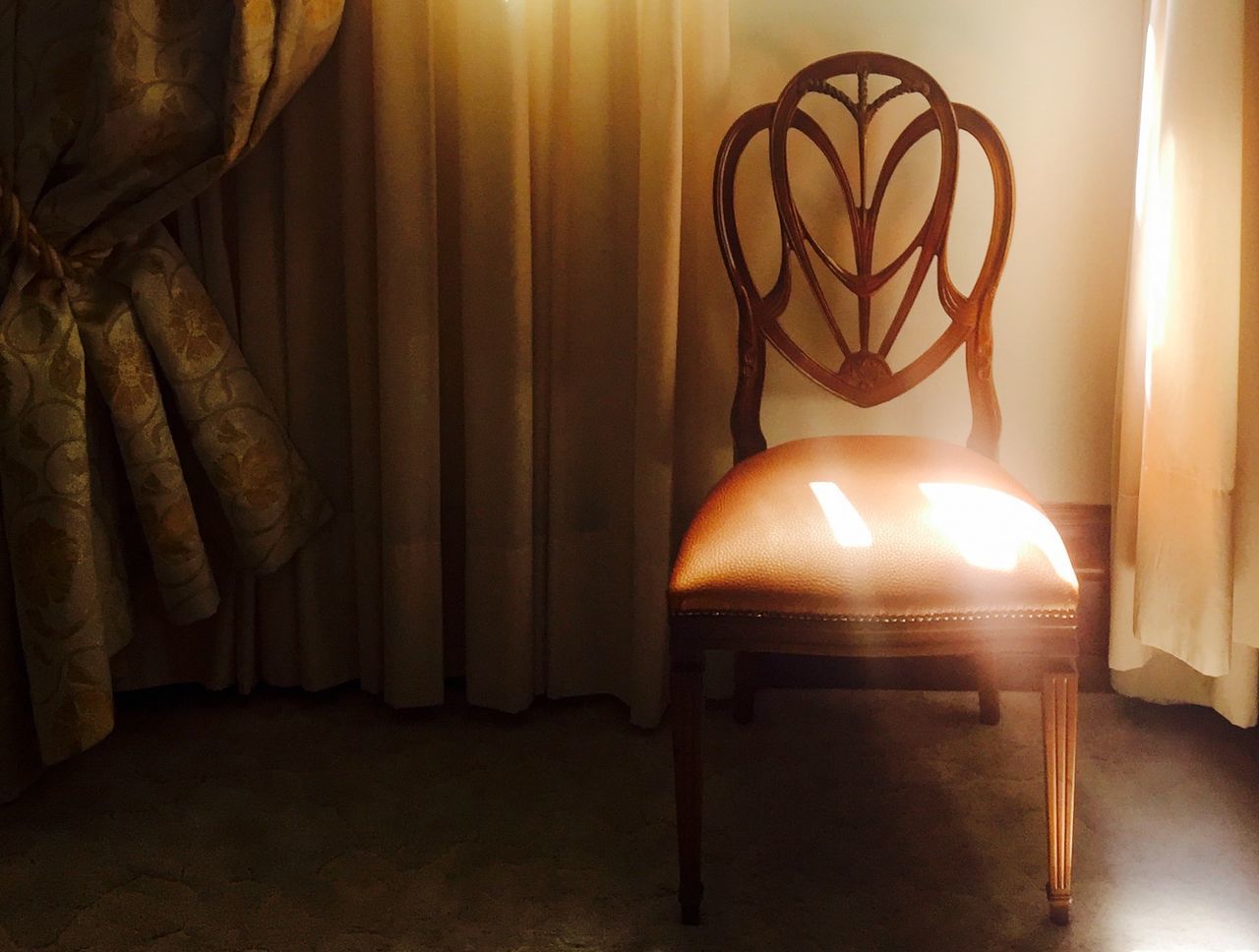 CLOSE-UP OF ILLUMINATED ELECTRIC LAMP ON TABLE